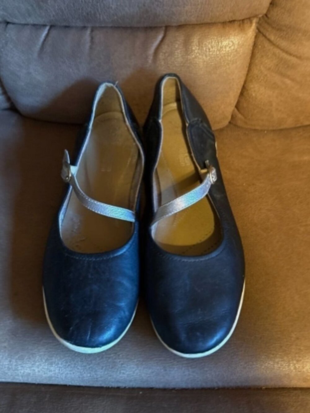 Clarks Women’s 9.5 Black Leather Mary Jane Shoes Gold Strap Comfort Flats